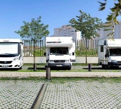 aparcar, acampar o estacionar en autocaravana